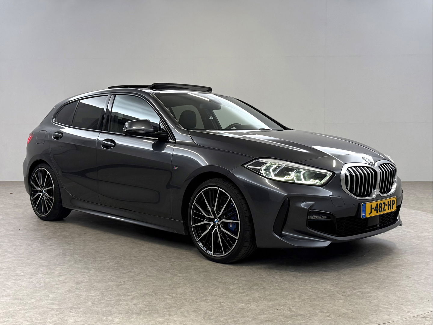 BMW 1-serie 118i High Executive 141PK | Pano | Virtual | Sfeerverl | Carplay | Trekh. | Parkeersens. | NAP