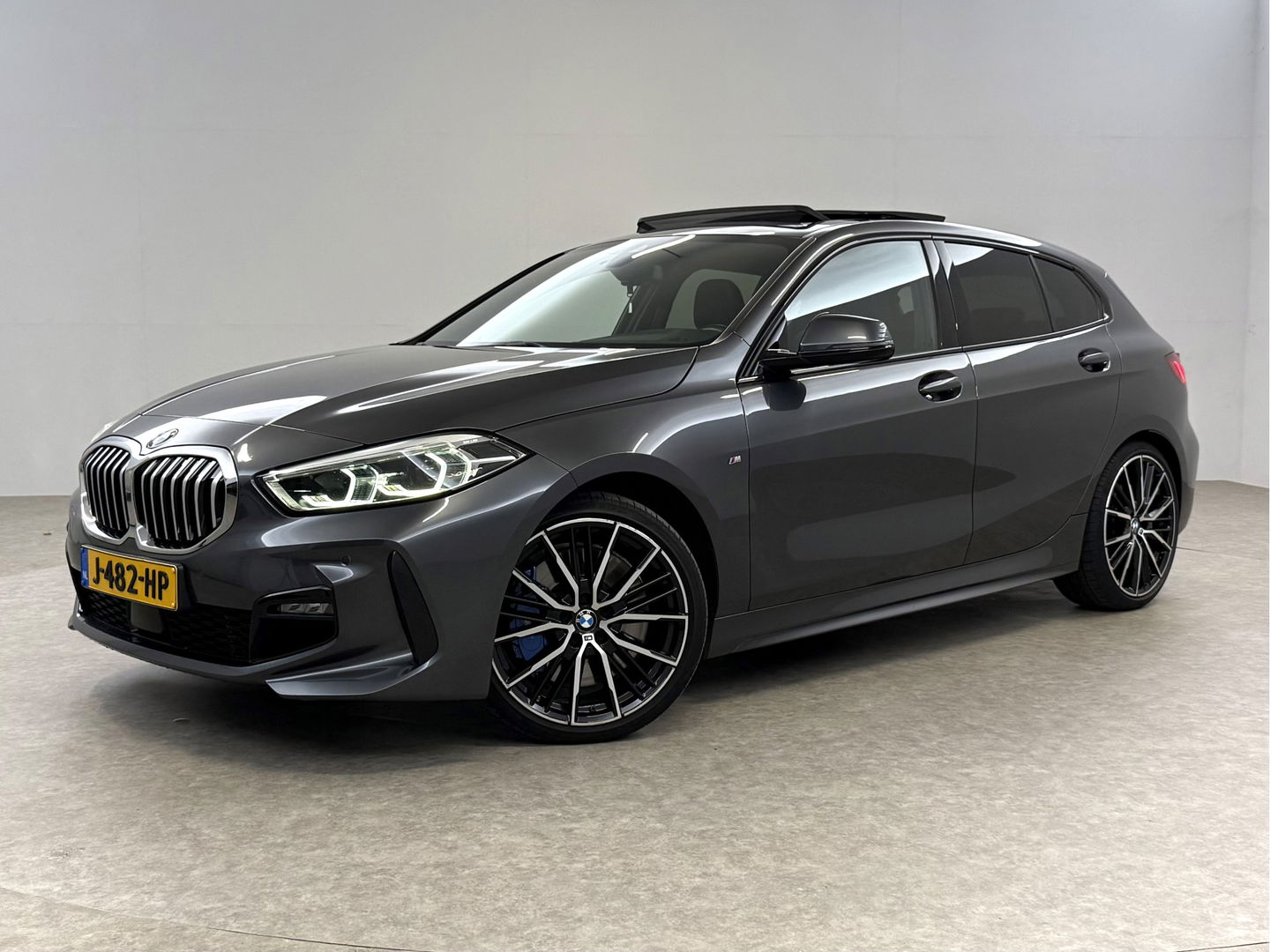 BMW 1-serie 118i High Executive 141PK | Pano | Virtual | Sfeerverl | Carplay | Trekh. | Parkeersens. | NAP
