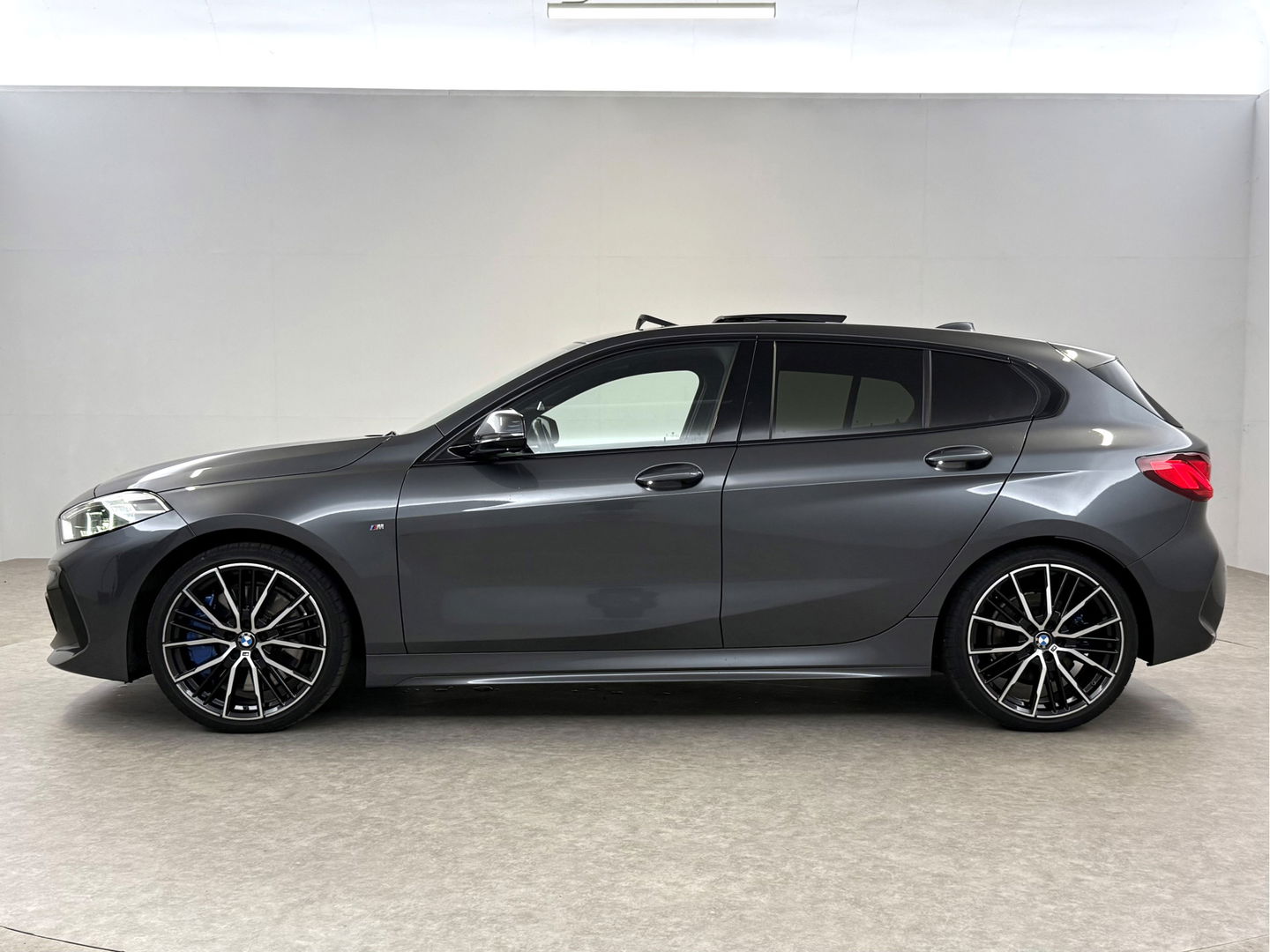 BMW 1-serie 118i High Executive 141PK | Pano | Virtual | Sfeerverl | Carplay | Trekh. | Parkeersens. | NAP