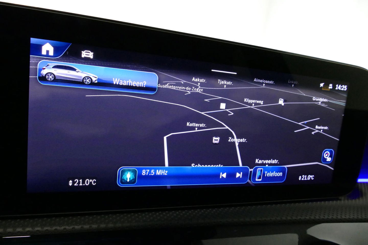 Mercedes-Benz A-Klasse 200 AMG Line / Facelift / A45 AMG Diffuser / Panamericana Grill / Panoramadak / Elektr. verstelbare voorstoelen + memory / Ambienteverlichting / Apple Carplay - Andriod Auto / Adaptief onderstel AMG / Head-up display / Rondomzicht camera / Multibeam LED /