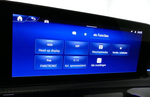 Mercedes-Benz A-Klasse 200 AMG Line / Facelift / A45 AMG Diffuser / Panamericana Grill / Panoramadak / Elektr. verstelbare voorstoelen + memory / Ambienteverlichting / Apple Carplay - Andriod Auto / Adaptief onderstel AMG / Head-up display / Rondomzicht camera / Multibeam LED /