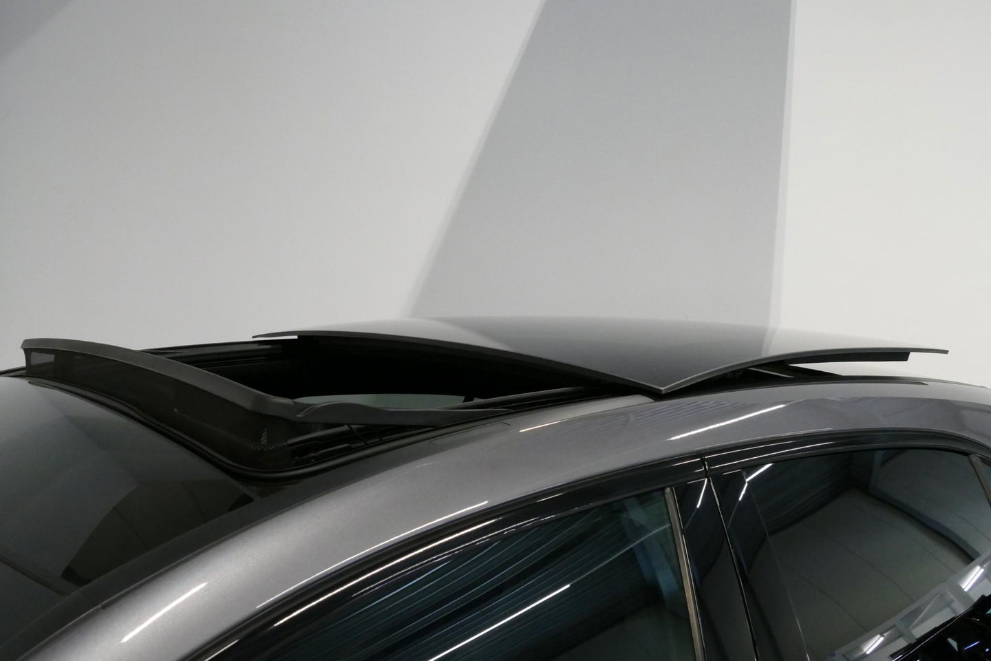 Mercedes-Benz A-Klasse 200 AMG Line / Facelift / A45 AMG Diffuser / Panamericana Grill / Panoramadak / Elektr. verstelbare voorstoelen + memory / Ambienteverlichting / Apple Carplay - Andriod Auto / Adaptief onderstel AMG / Head-up display / Rondomzicht camera / Multibeam LED /