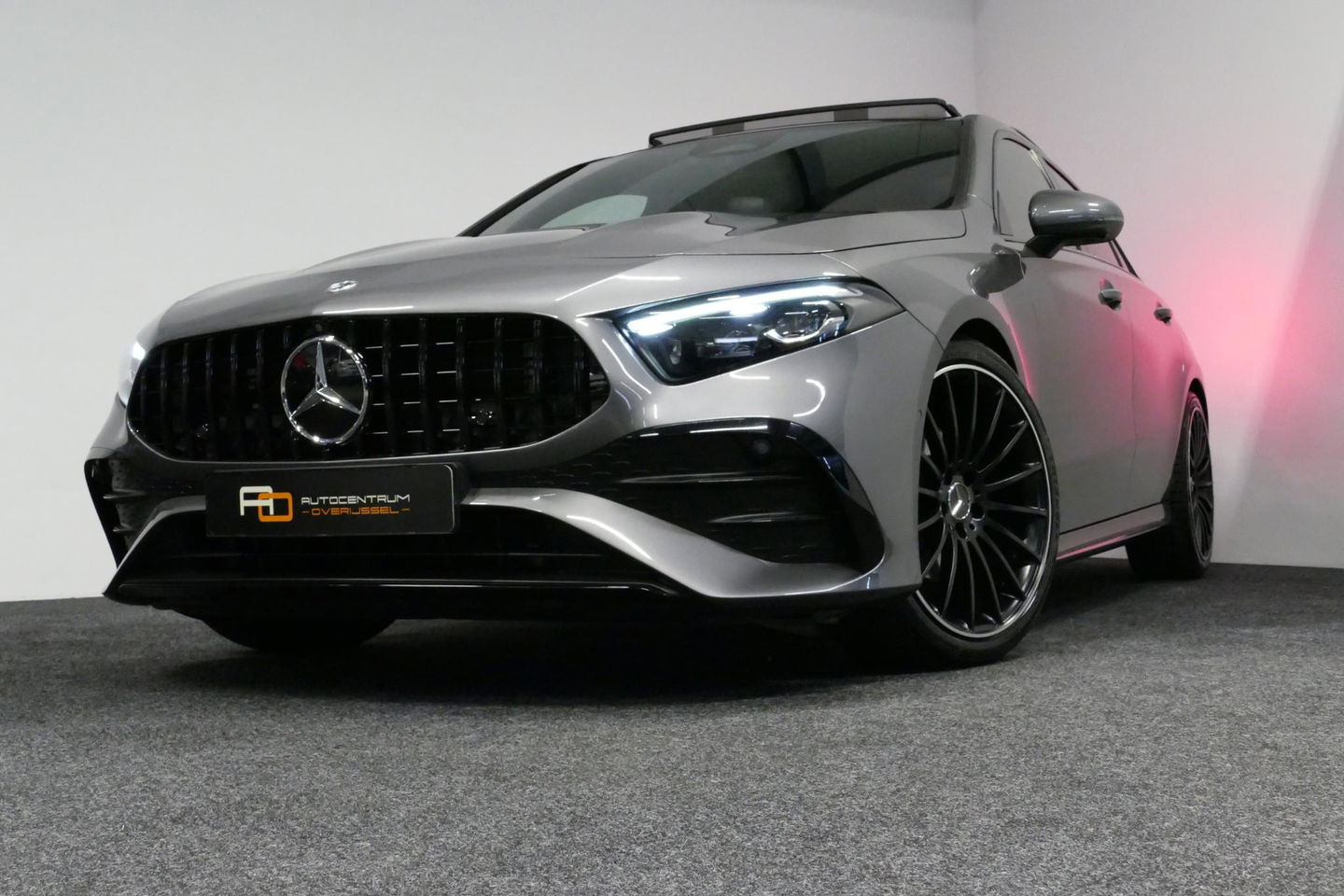 Mercedes-Benz A-Klasse 200 AMG Line / Facelift / A45 AMG Diffuser / Panamericana Grill / Panoramadak / Elektr. verstelbare voorstoelen + memory / Ambienteverlichting / Apple Carplay - Andriod Auto / Adaptief onderstel AMG / Head-up display / Rondomzicht camera / Multibeam LED /