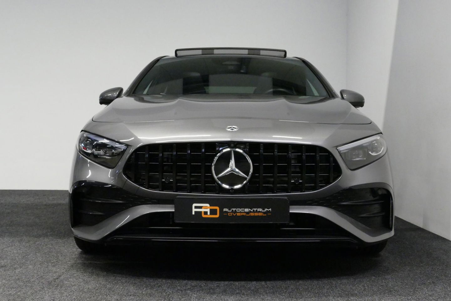 Mercedes-Benz A-Klasse 200 AMG Line / Facelift / A45 AMG Diffuser / Panamericana Grill / Panoramadak / Elektr. verstelbare voorstoelen + memory / Ambienteverlichting / Apple Carplay - Andriod Auto / Adaptief onderstel AMG / Head-up display / Rondomzicht camera / Multibeam LED /