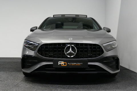 Mercedes-Benz A-Klasse 200 AMG Line / Facelift / A45 AMG Diffuser / Panamericana Grill / Panoramadak / Elektr. verstelbare voorstoelen + memory / Ambienteverlichting / Apple Carplay - Andriod Auto / Adaptief onderstel AMG / Head-up display / Rondomzicht camera / Multibeam LED /