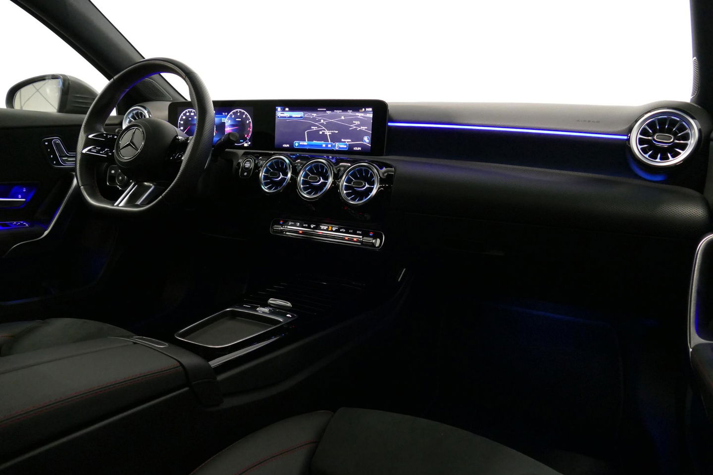 Mercedes-Benz A-Klasse 200 AMG Line / Facelift / A45 AMG Diffuser / Panamericana Grill / Panoramadak / Elektr. verstelbare voorstoelen + memory / Ambienteverlichting / Apple Carplay - Andriod Auto / Adaptief onderstel AMG / Head-up display / Rondomzicht camera / Multibeam LED /