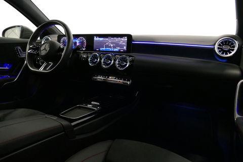 Mercedes-Benz A-Klasse 200 AMG Line / Facelift / A45 AMG Diffuser / Panamericana Grill / Panoramadak / Elektr. verstelbare voorstoelen + memory / Ambienteverlichting / Apple Carplay - Andriod Auto / Adaptief onderstel AMG / Head-up display / Rondomzicht camera / Multibeam LED /