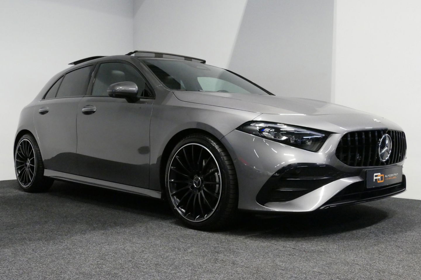 Mercedes-Benz A-Klasse 200 AMG Line / Facelift / A45 AMG Diffuser / Panamericana Grill / Panoramadak / Elektr. verstelbare voorstoelen + memory / Ambienteverlichting / Apple Carplay - Andriod Auto / Adaptief onderstel AMG / Head-up display / Rondomzicht camera / Multibeam LED /