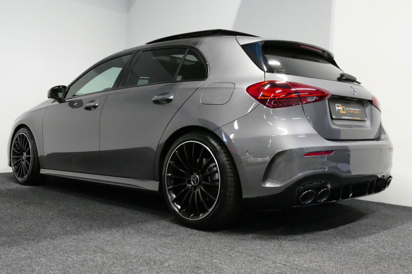 Mercedes-Benz A-Klasse 200 AMG Line / Facelift / A45 AMG Diffuser / Panamericana Grill / Panoramadak / Elektr. verstelbare voorstoelen + memory / Ambienteverlichting / Apple Carplay - Andriod Auto / Adaptief onderstel AMG / Head-up display / Rondomzicht camera / Multibeam LED /
