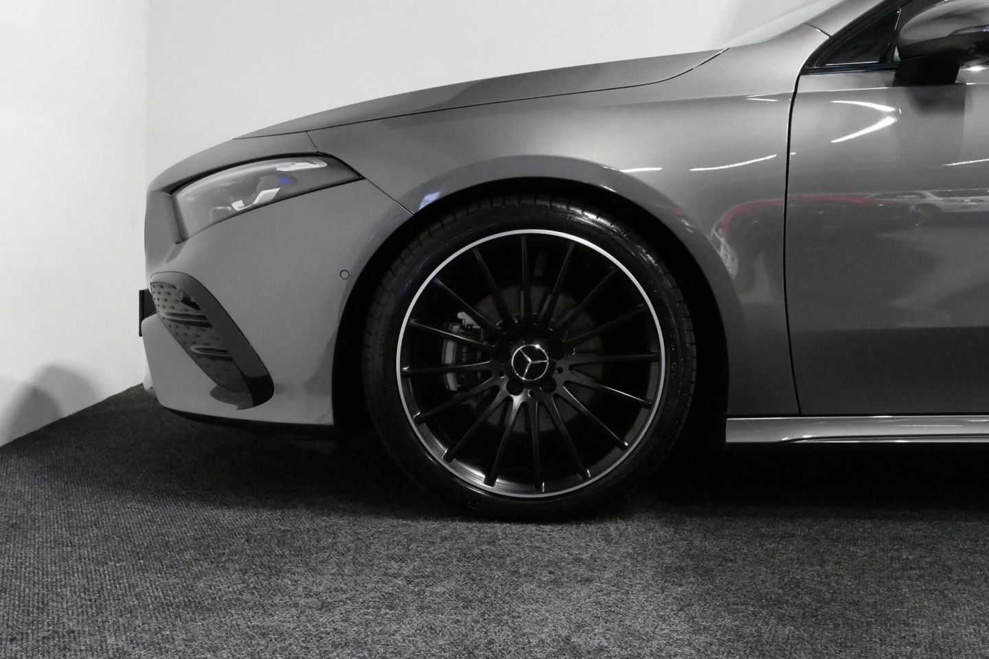 Mercedes-Benz A-Klasse 200 AMG Line / Facelift / A45 AMG Diffuser / Panamericana Grill / Panoramadak / Elektr. verstelbare voorstoelen + memory / Ambienteverlichting / Apple Carplay - Andriod Auto / Adaptief onderstel AMG / Head-up display / Rondomzicht camera / Multibeam LED /