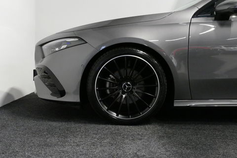 Mercedes-Benz A-Klasse 200 AMG Line / Facelift / A45 AMG Diffuser / Panamericana Grill / Panoramadak / Elektr. verstelbare voorstoelen + memory / Ambienteverlichting / Apple Carplay - Andriod Auto / Adaptief onderstel AMG / Head-up display / Rondomzicht camera / Multibeam LED /