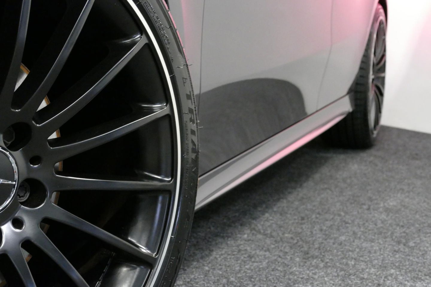 Mercedes-Benz A-Klasse 200 AMG Line / Facelift / A45 AMG Diffuser / Panamericana Grill / Panoramadak / Elektr. verstelbare voorstoelen + memory / Ambienteverlichting / Apple Carplay - Andriod Auto / Adaptief onderstel AMG / Head-up display / Rondomzicht camera / Multibeam LED /