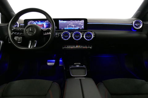 Mercedes-Benz A-Klasse 200 AMG Line / Facelift / A45 AMG Diffuser / Panamericana Grill / Panoramadak / Elektr. verstelbare voorstoelen + memory / Ambienteverlichting / Apple Carplay - Andriod Auto / Adaptief onderstel AMG / Head-up display / Rondomzicht camera / Multibeam LED /