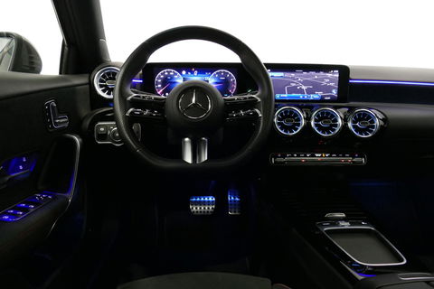 Mercedes-Benz A-Klasse 200 AMG Line / Facelift / A45 AMG Diffuser / Panamericana Grill / Panoramadak / Elektr. verstelbare voorstoelen + memory / Ambienteverlichting / Apple Carplay - Andriod Auto / Adaptief onderstel AMG / Head-up display / Rondomzicht camera / Multibeam LED /