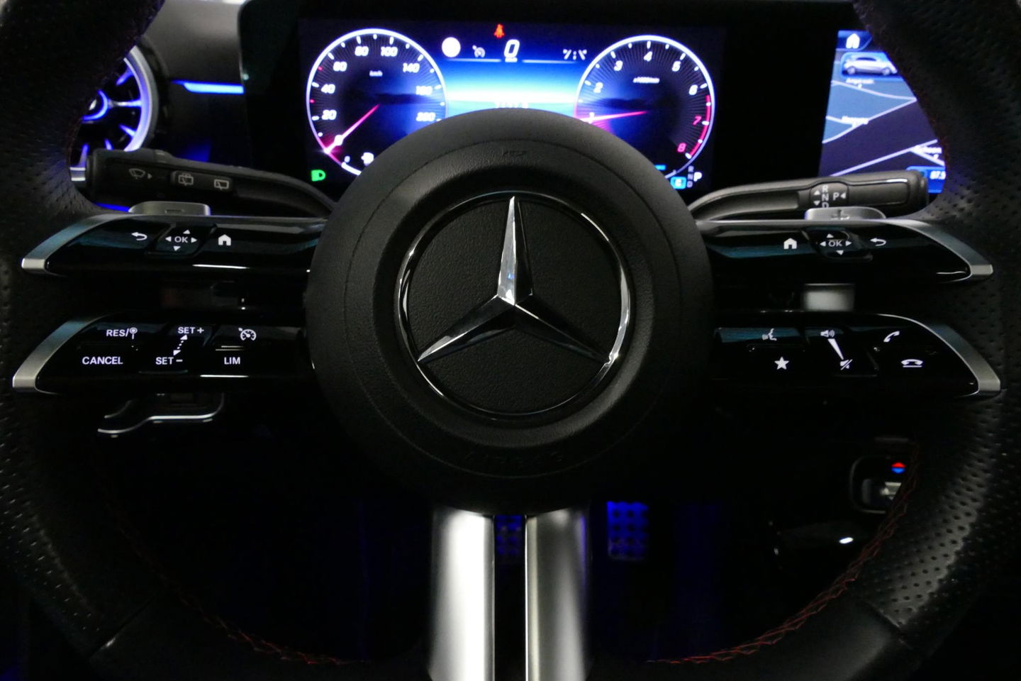 Mercedes-Benz A-Klasse 200 AMG Line / Facelift / A45 AMG Diffuser / Panamericana Grill / Panoramadak / Elektr. verstelbare voorstoelen + memory / Ambienteverlichting / Apple Carplay - Andriod Auto / Adaptief onderstel AMG / Head-up display / Rondomzicht camera / Multibeam LED /