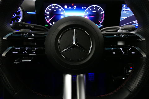 Mercedes-Benz A-Klasse 200 AMG Line / Facelift / A45 AMG Diffuser / Panamericana Grill / Panoramadak / Elektr. verstelbare voorstoelen + memory / Ambienteverlichting / Apple Carplay - Andriod Auto / Adaptief onderstel AMG / Head-up display / Rondomzicht camera / Multibeam LED /