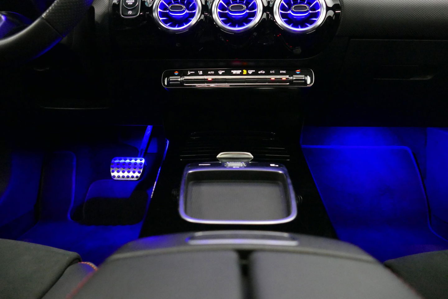 Mercedes-Benz A-Klasse 200 AMG Line / Facelift / A45 AMG Diffuser / Panamericana Grill / Panoramadak / Elektr. verstelbare voorstoelen + memory / Ambienteverlichting / Apple Carplay - Andriod Auto / Adaptief onderstel AMG / Head-up display / Rondomzicht camera / Multibeam LED /