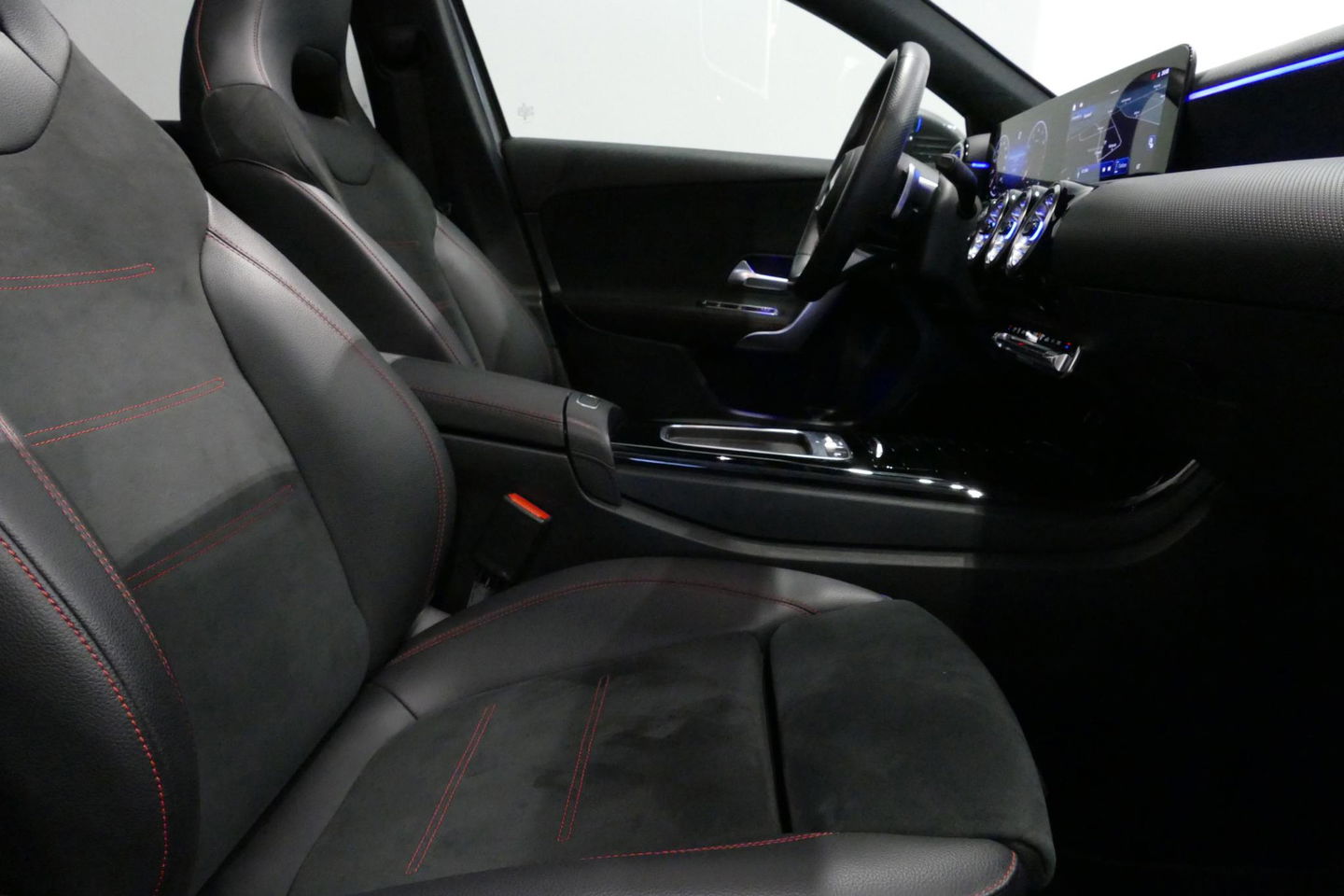 Mercedes-Benz A-Klasse 200 AMG Line / Facelift / A45 AMG Diffuser / Panamericana Grill / Panoramadak / Elektr. verstelbare voorstoelen + memory / Ambienteverlichting / Apple Carplay - Andriod Auto / Adaptief onderstel AMG / Head-up display / Rondomzicht camera / Multibeam LED /