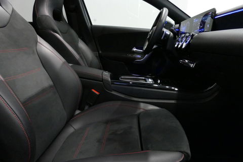 Mercedes-Benz A-Klasse 200 AMG Line / Facelift / A45 AMG Diffuser / Panamericana Grill / Panoramadak / Elektr. verstelbare voorstoelen + memory / Ambienteverlichting / Apple Carplay - Andriod Auto / Adaptief onderstel AMG / Head-up display / Rondomzicht camera / Multibeam LED /