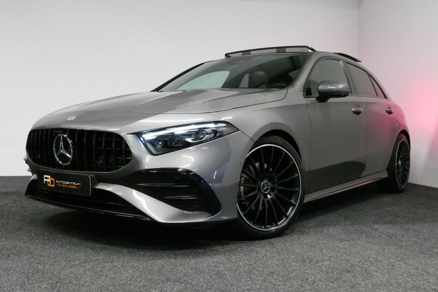 Mercedes-Benz A-Klasse 200 AMG Line / Facelift / A45 AMG Diffuser / Panamericana Grill / Panoramadak / Elektr. verstelbare voorstoelen + memory / Ambienteverlichting / Apple Carplay - Andriod Auto / Adaptief onderstel AMG / Head-up display / Rondomzicht camera / Multibeam LED /