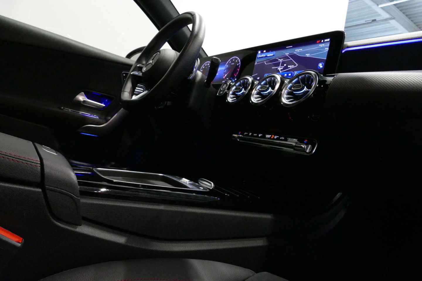 Mercedes-Benz A-Klasse 200 AMG Line / Facelift / A45 AMG Diffuser / Panamericana Grill / Panoramadak / Elektr. verstelbare voorstoelen + memory / Ambienteverlichting / Apple Carplay - Andriod Auto / Adaptief onderstel AMG / Head-up display / Rondomzicht camera / Multibeam LED /