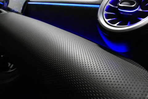 Mercedes-Benz A-Klasse 200 AMG Line / Facelift / A45 AMG Diffuser / Panamericana Grill / Panoramadak / Elektr. verstelbare voorstoelen + memory / Ambienteverlichting / Apple Carplay - Andriod Auto / Adaptief onderstel AMG / Head-up display / Rondomzicht camera / Multibeam LED /