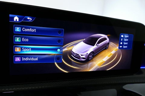 Mercedes-Benz A-Klasse 200 AMG Line / Facelift / A45 AMG Diffuser / Panamericana Grill / Panoramadak / Elektr. verstelbare voorstoelen + memory / Ambienteverlichting / Apple Carplay - Andriod Auto / Adaptief onderstel AMG / Head-up display / Rondomzicht camera / Multibeam LED /