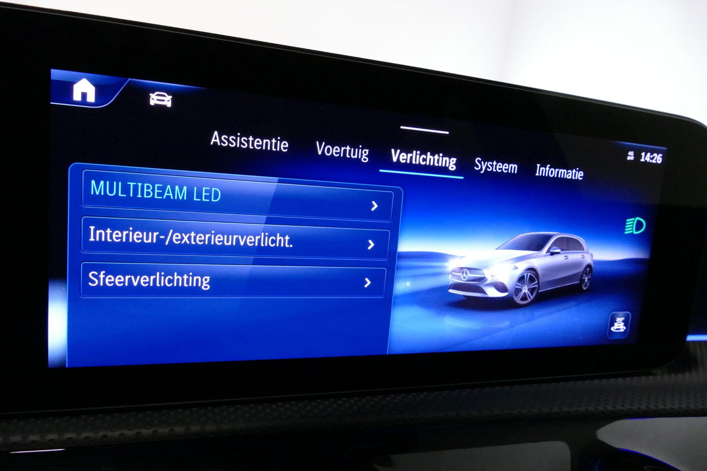 Mercedes-Benz A-Klasse 200 AMG Line / Facelift / A45 AMG Diffuser / Panamericana Grill / Panoramadak / Elektr. verstelbare voorstoelen + memory / Ambienteverlichting / Apple Carplay - Andriod Auto / Adaptief onderstel AMG / Head-up display / Rondomzicht camera / Multibeam LED /