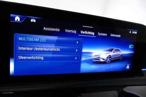 Mercedes-Benz A-Klasse 200 AMG Line / Facelift / A45 AMG Diffuser / Panamericana Grill / Panoramadak / Elektr. verstelbare voorstoelen + memory / Ambienteverlichting / Apple Carplay - Andriod Auto / Adaptief onderstel AMG / Head-up display / Rondomzicht camera / Multibeam LED /