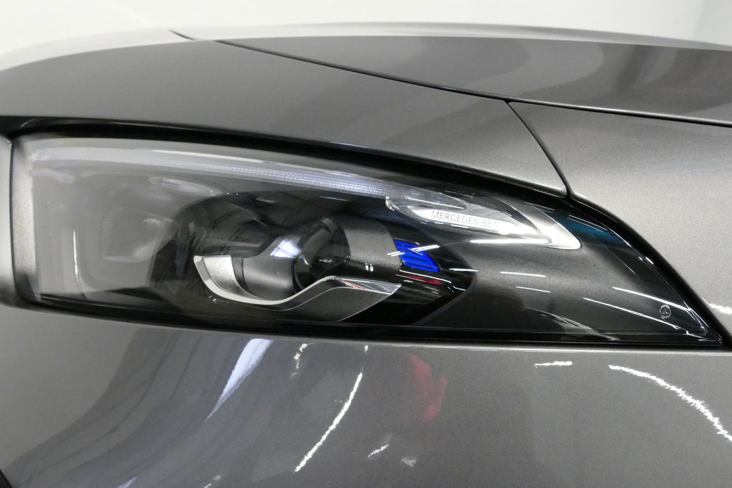 Mercedes-Benz A-Klasse 200 AMG Line / Facelift / A45 AMG Diffuser / Panamericana Grill / Panoramadak / Elektr. verstelbare voorstoelen + memory / Ambienteverlichting / Apple Carplay - Andriod Auto / Adaptief onderstel AMG / Head-up display / Rondomzicht camera / Multibeam LED /