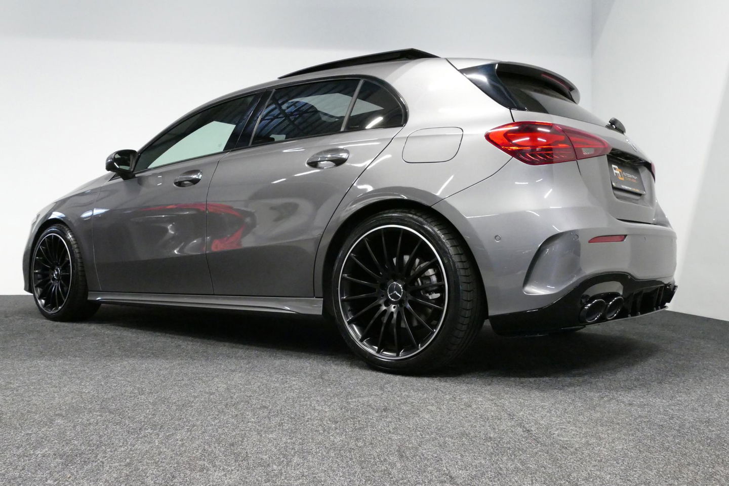 Mercedes-Benz A-Klasse 200 AMG Line / Facelift / A45 AMG Diffuser / Panamericana Grill / Panoramadak / Elektr. verstelbare voorstoelen + memory / Ambienteverlichting / Apple Carplay - Andriod Auto / Adaptief onderstel AMG / Head-up display / Rondomzicht camera / Multibeam LED /