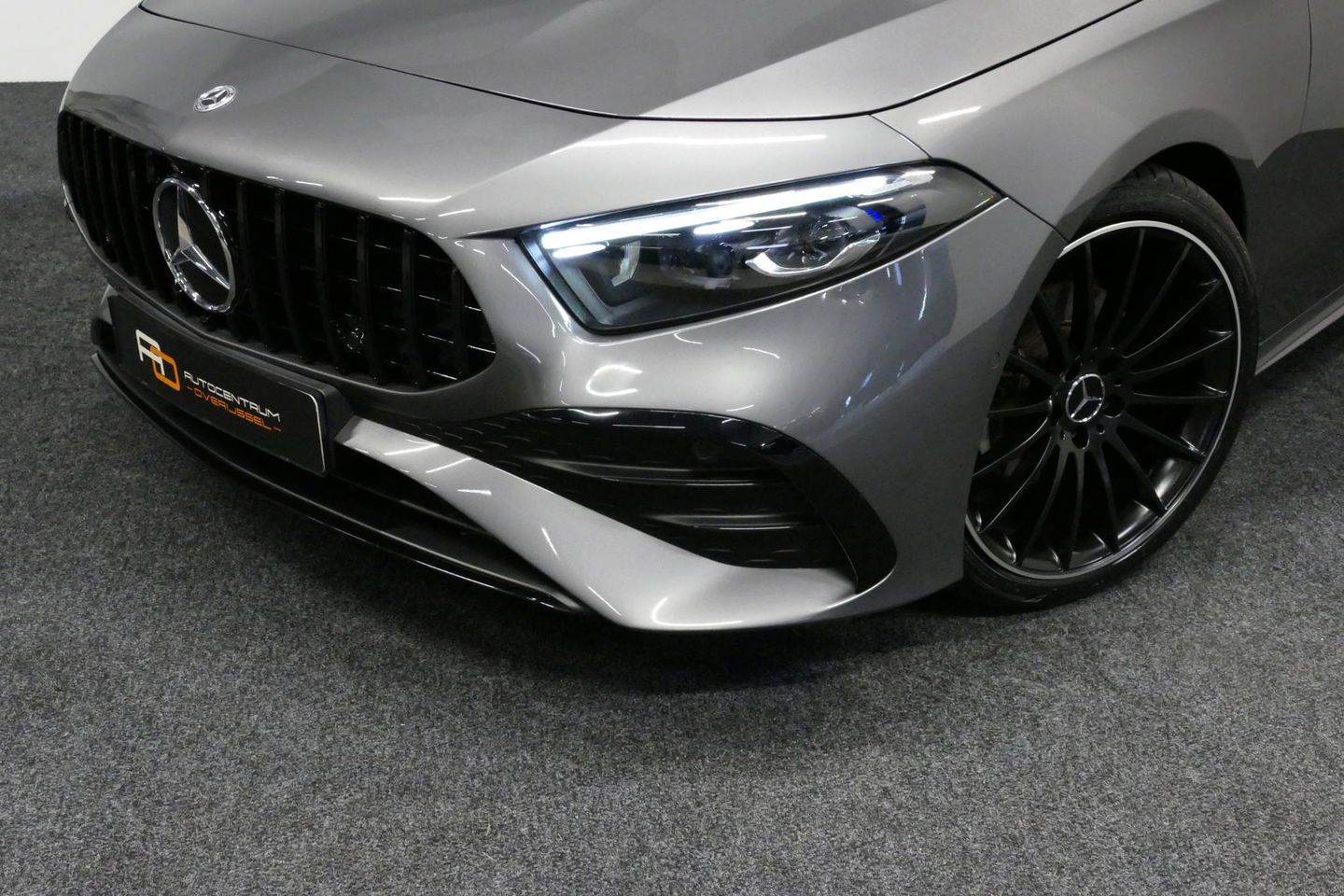 Mercedes-Benz A-Klasse 200 AMG Line / Facelift / A45 AMG Diffuser / Panamericana Grill / Panoramadak / Elektr. verstelbare voorstoelen + memory / Ambienteverlichting / Apple Carplay - Andriod Auto / Adaptief onderstel AMG / Head-up display / Rondomzicht camera / Multibeam LED /