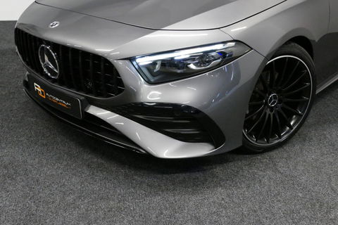 Mercedes-Benz A-Klasse 200 AMG Line / Facelift / A45 AMG Diffuser / Panamericana Grill / Panoramadak / Elektr. verstelbare voorstoelen + memory / Ambienteverlichting / Apple Carplay - Andriod Auto / Adaptief onderstel AMG / Head-up display / Rondomzicht camera / Multibeam LED /