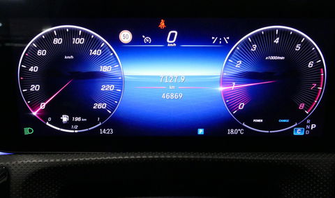 Mercedes-Benz A-Klasse 200 AMG Line / Facelift / A45 AMG Diffuser / Panamericana Grill / Panoramadak / Elektr. verstelbare voorstoelen + memory / Ambienteverlichting / Apple Carplay - Andriod Auto / Adaptief onderstel AMG / Head-up display / Rondomzicht camera / Multibeam LED /