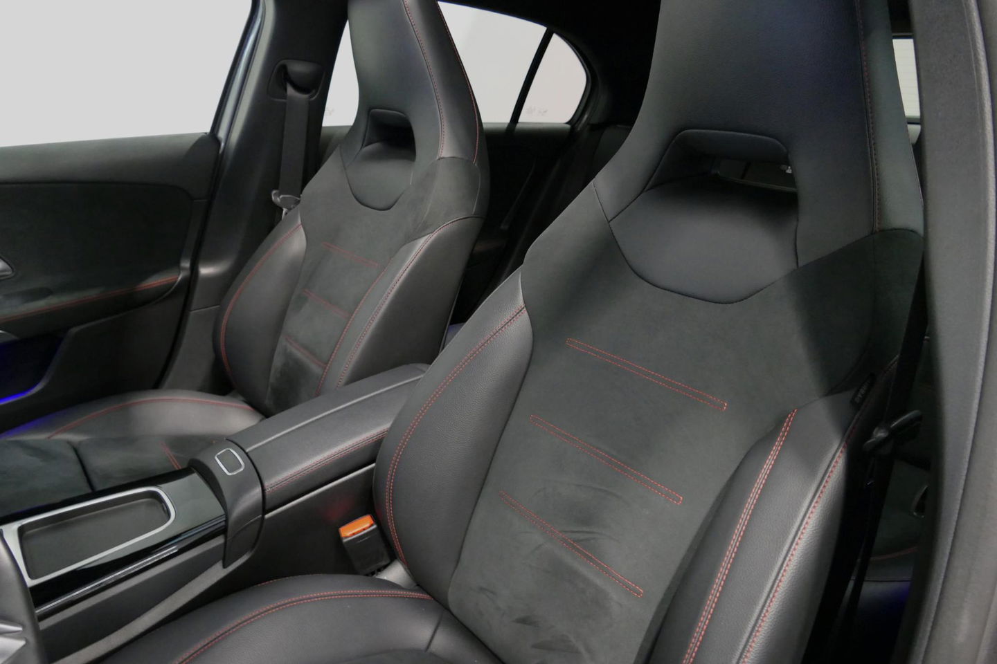 Mercedes-Benz A-Klasse 200 AMG Line / Facelift / A45 AMG Diffuser / Panamericana Grill / Panoramadak / Elektr. verstelbare voorstoelen + memory / Ambienteverlichting / Apple Carplay - Andriod Auto / Adaptief onderstel AMG / Head-up display / Rondomzicht camera / Multibeam LED /