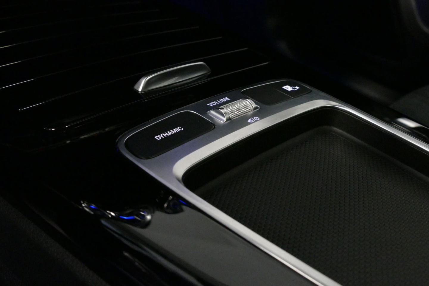 Mercedes-Benz A-Klasse 200 AMG Line / Facelift / A45 AMG Diffuser / Panamericana Grill / Panoramadak / Elektr. verstelbare voorstoelen + memory / Ambienteverlichting / Apple Carplay - Andriod Auto / Adaptief onderstel AMG / Head-up display / Rondomzicht camera / Multibeam LED /