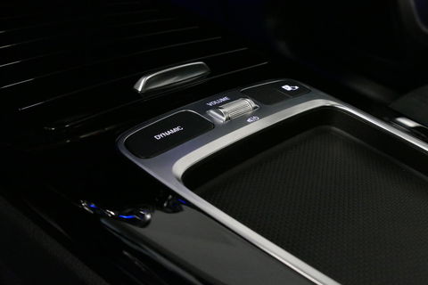 Mercedes-Benz A-Klasse 200 AMG Line / Facelift / A45 AMG Diffuser / Panamericana Grill / Panoramadak / Elektr. verstelbare voorstoelen + memory / Ambienteverlichting / Apple Carplay - Andriod Auto / Adaptief onderstel AMG / Head-up display / Rondomzicht camera / Multibeam LED /