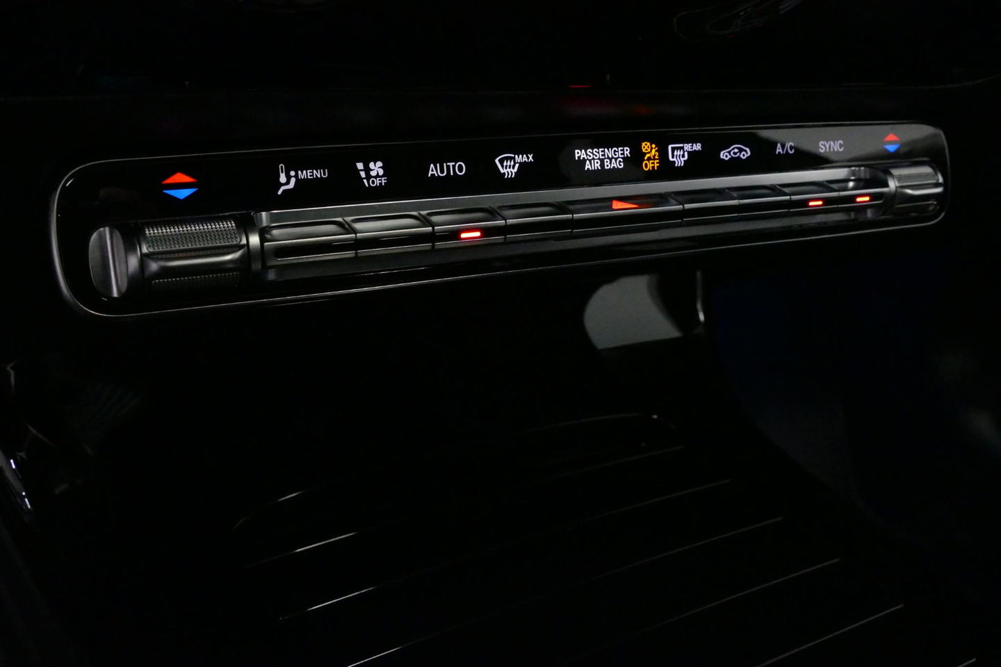 Mercedes-Benz A-Klasse 200 AMG Line / Facelift / A45 AMG Diffuser / Panamericana Grill / Panoramadak / Elektr. verstelbare voorstoelen + memory / Ambienteverlichting / Apple Carplay - Andriod Auto / Adaptief onderstel AMG / Head-up display / Rondomzicht camera / Multibeam LED /