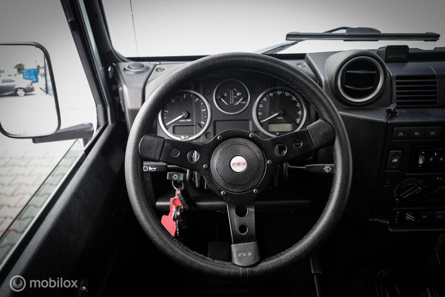 Land Rover Defender 90 2.4 TD | youngtimer | Lage km stand | airco | Stoelverwarming | sawtooth | led | rijklaarprijs |