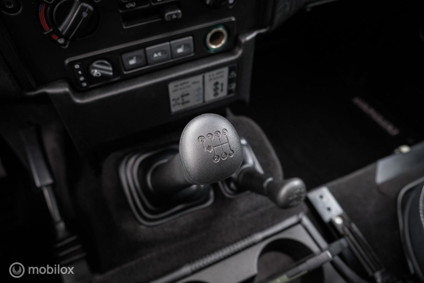 Land Rover Defender 90 2.4 TD | youngtimer | Lage km stand | airco | Stoelverwarming | sawtooth | led | rijklaarprijs |