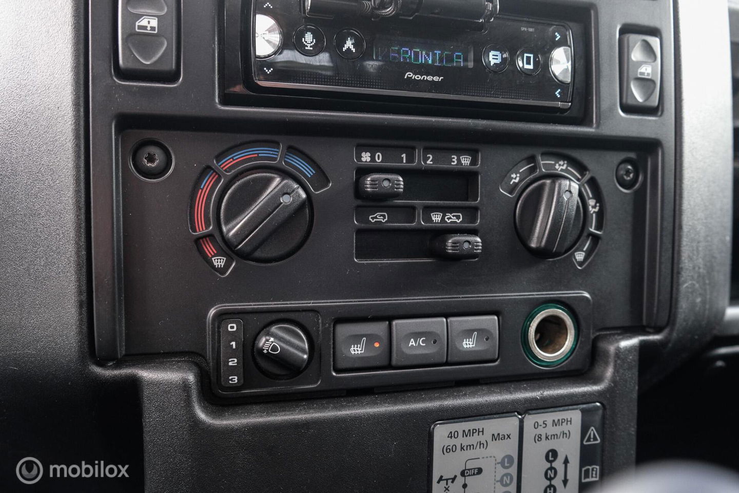 Land Rover Defender 90 2.4 TD | youngtimer | Lage km stand | airco | Stoelverwarming | sawtooth | led | rijklaarprijs |