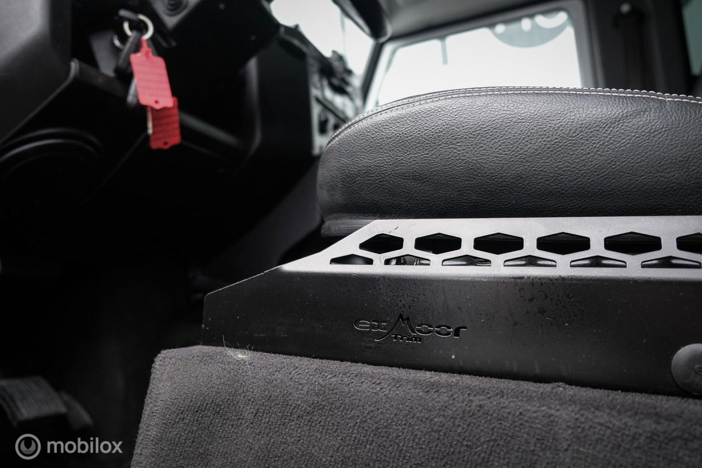 Land Rover Defender 90 2.4 TD | youngtimer | Lage km stand | airco | Stoelverwarming | sawtooth | led | rijklaarprijs |