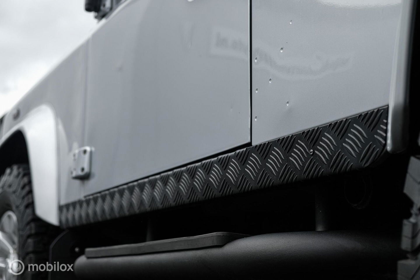 Land Rover Defender 90 2.4 TD | youngtimer | Lage km stand | airco | Stoelverwarming | sawtooth | led | rijklaarprijs |