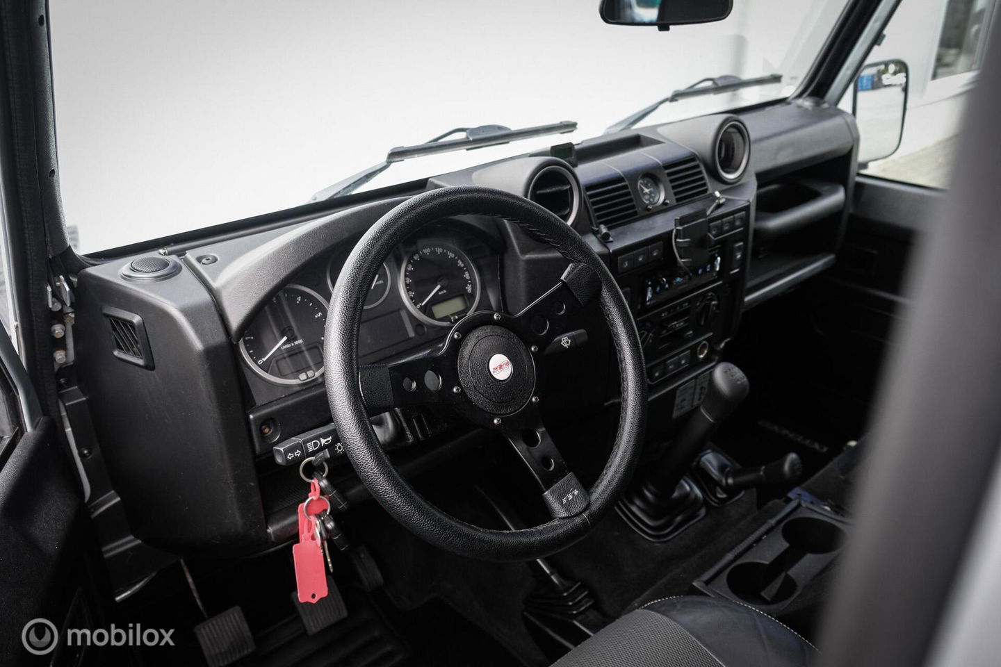 Land Rover Defender 90 2.4 TD | youngtimer | Lage km stand | airco | Stoelverwarming | sawtooth | led | rijklaarprijs |