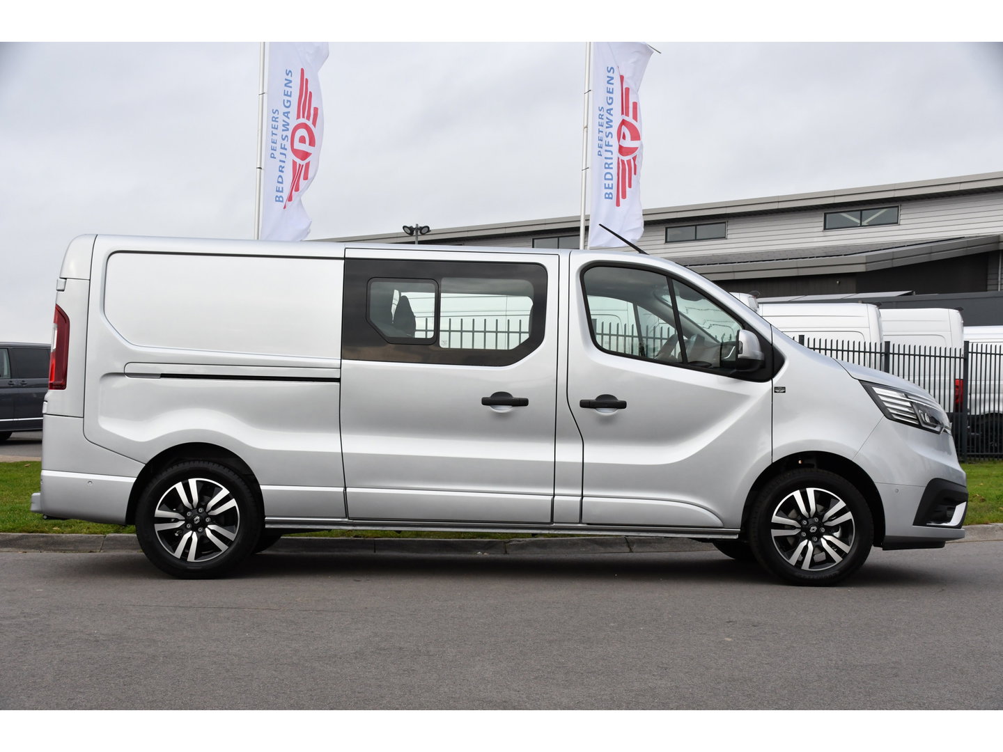 Renault Trafic 2.0 170 L2H1 Extra DC Facelift! 3 x Leverbaar, Virtual, Cruise, Carplay, Stoelverwarming, Clima, Automaat, LED, 170PK, 2 x Schuifdeur, Uniek!