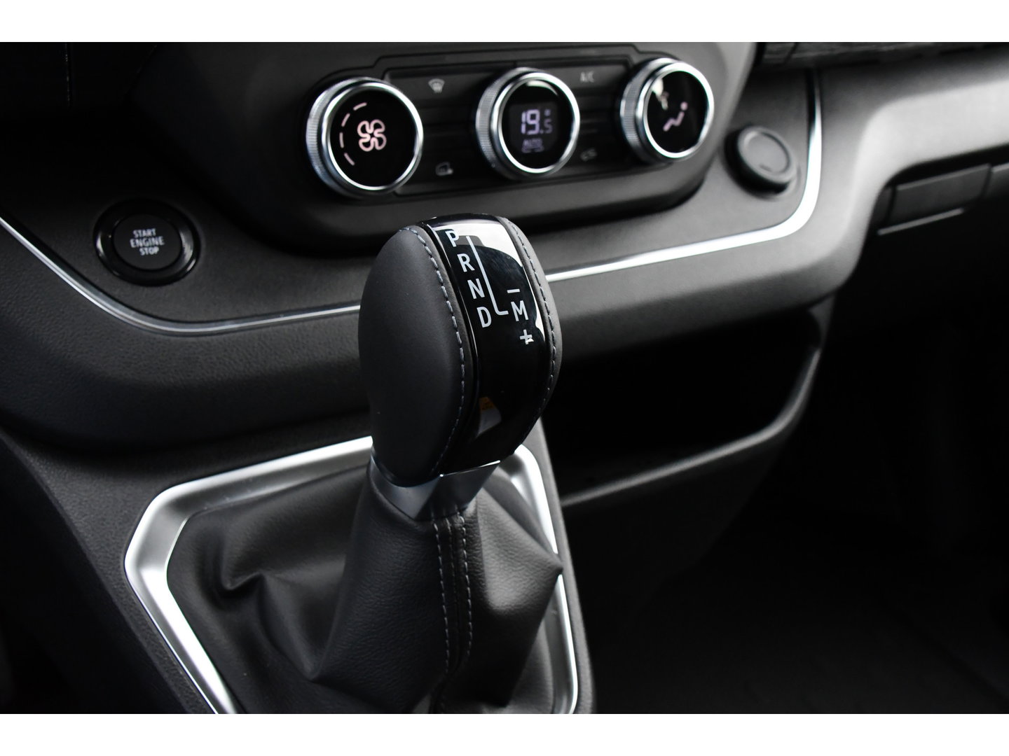 Renault Trafic 2.0 170 L2H1 Extra DC Facelift! 3 x Leverbaar, Virtual, Cruise, Carplay, Stoelverwarming, Clima, Automaat, LED, 170PK, 2 x Schuifdeur, Uniek!