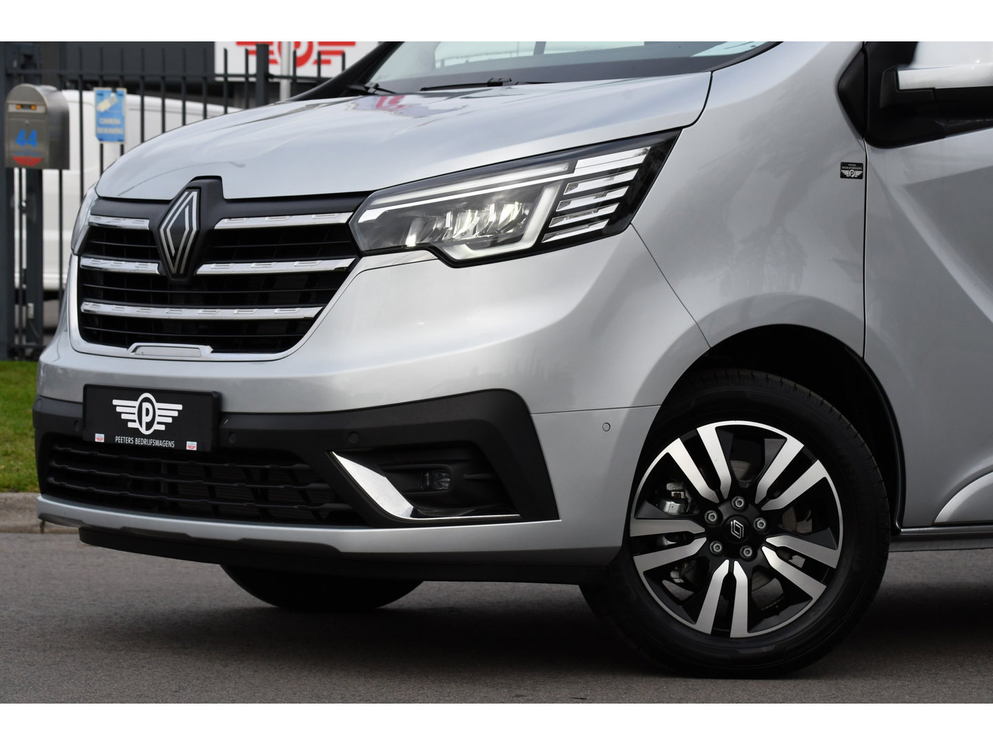 Renault Trafic 2.0 170 L2H1 Extra DC Facelift! 3 x Leverbaar, Virtual, Cruise, Carplay, Stoelverwarming, Clima, Automaat, LED, 170PK, 2 x Schuifdeur, Uniek!