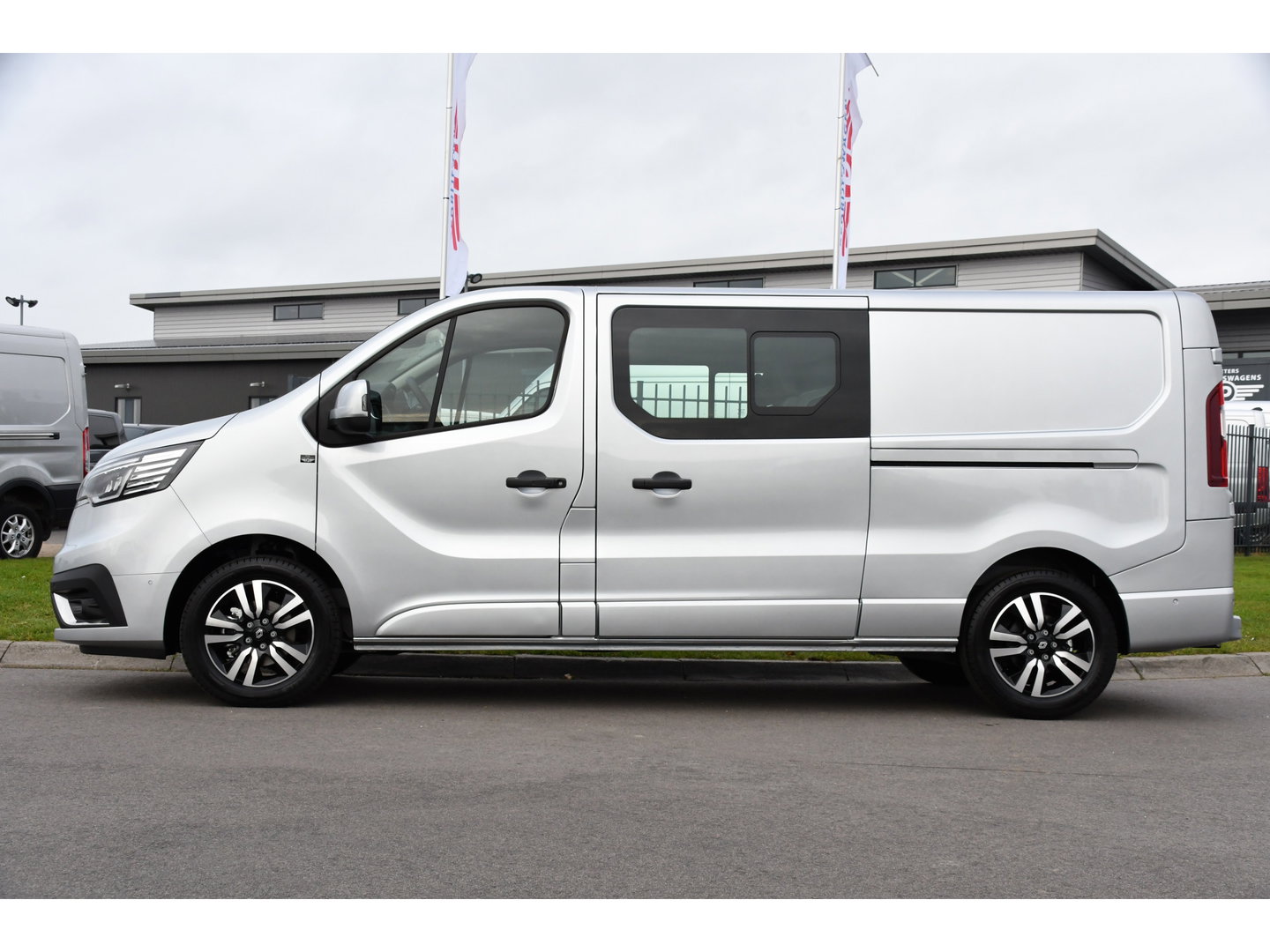Renault Trafic 2.0 170 L2H1 Extra DC Facelift! 3 x Leverbaar, Virtual, Cruise, Carplay, Stoelverwarming, Clima, Automaat, LED, 170PK, 2 x Schuifdeur, Uniek!