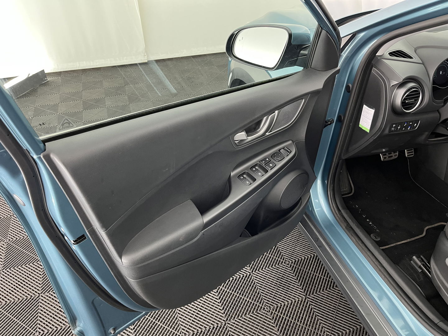 Hyundai KONA EV Fashion 64 kWh [ 3-Fase ] { SOH-100% } (INCL-BTW) Aut.*PANO | KRELL-AUDIO | HEAD-UP | NAVI-FULLMAP | KEYLESS | SHIFT-PADDLES | LANE-ASSIST | BLIND-SPOT | CAMERA | DAB | ECC | PDC | ADAPTIVE-CRUISE | COMFORT-SEATS | 17"ALU*