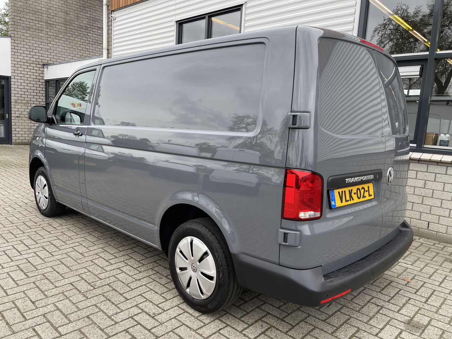 Volkswagen Transporter 2.0 TDI L1H1 26 Economy Business / vaste prijs rijklaar € 17.950 ex btw / lease vanaf € 302 / euro 6 / bpm vrij / airco / cruise / achterdeuren / bijrijdersbank / pdc achter !